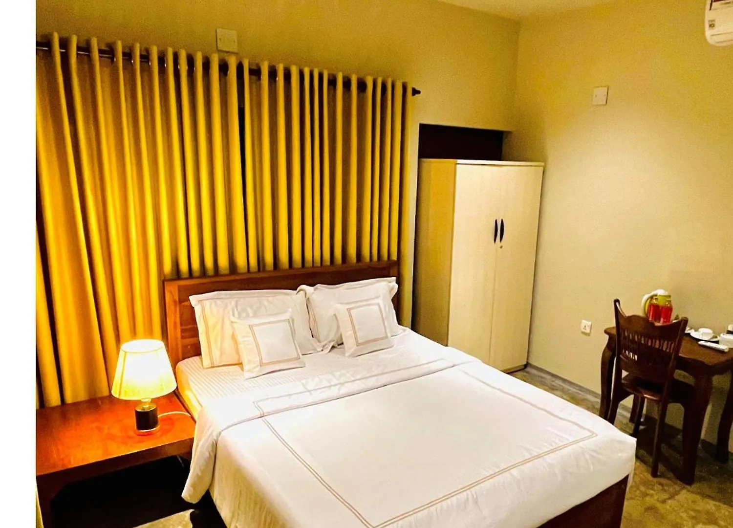 Ceylon Kingsmen Garden - Katunayake Airport Transit Hotels Negombo 0*,  Srí Lanka